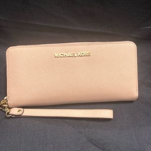 This Michael Kors Jet Set wristlet (champagne)